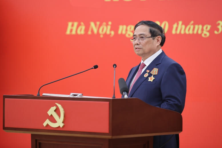 Tổng Bí thư Tô Lâm trao Huân chương Quân công hạng nhất và Huy hiệu Đảng tặng các đồng chí lãnh đạo, nguyên lãnh đạo- Ảnh 6.