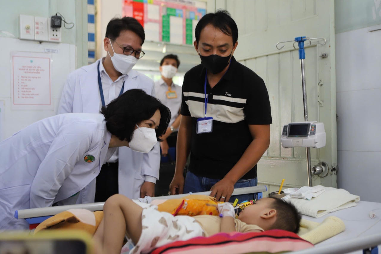 Cảnh báo nguy cơ 'dịch chồng dịch' khi tay chân miệng, sốt xuất huyết, viêm não mô cầu cùng có xu hướng gia tăng