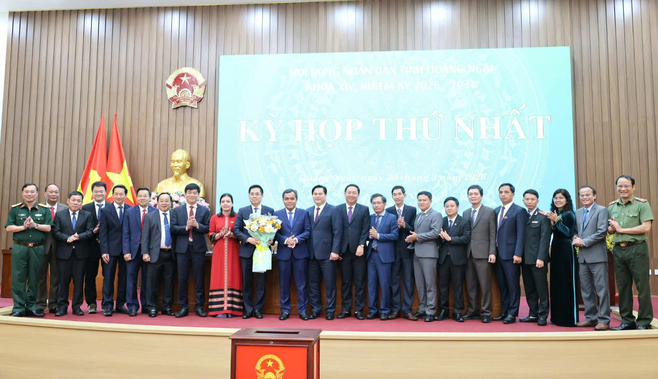 Bí thư Tỉnh ủy Quảng Ngãi Hồ Văn Niên tặng hoa chúc mừng Chủ tịch, các Phó Chủ tịch UBND tỉnh và các Ủy viên UBND tỉnh khóa XIV, nhiệm kỳ 2026 - 2031.