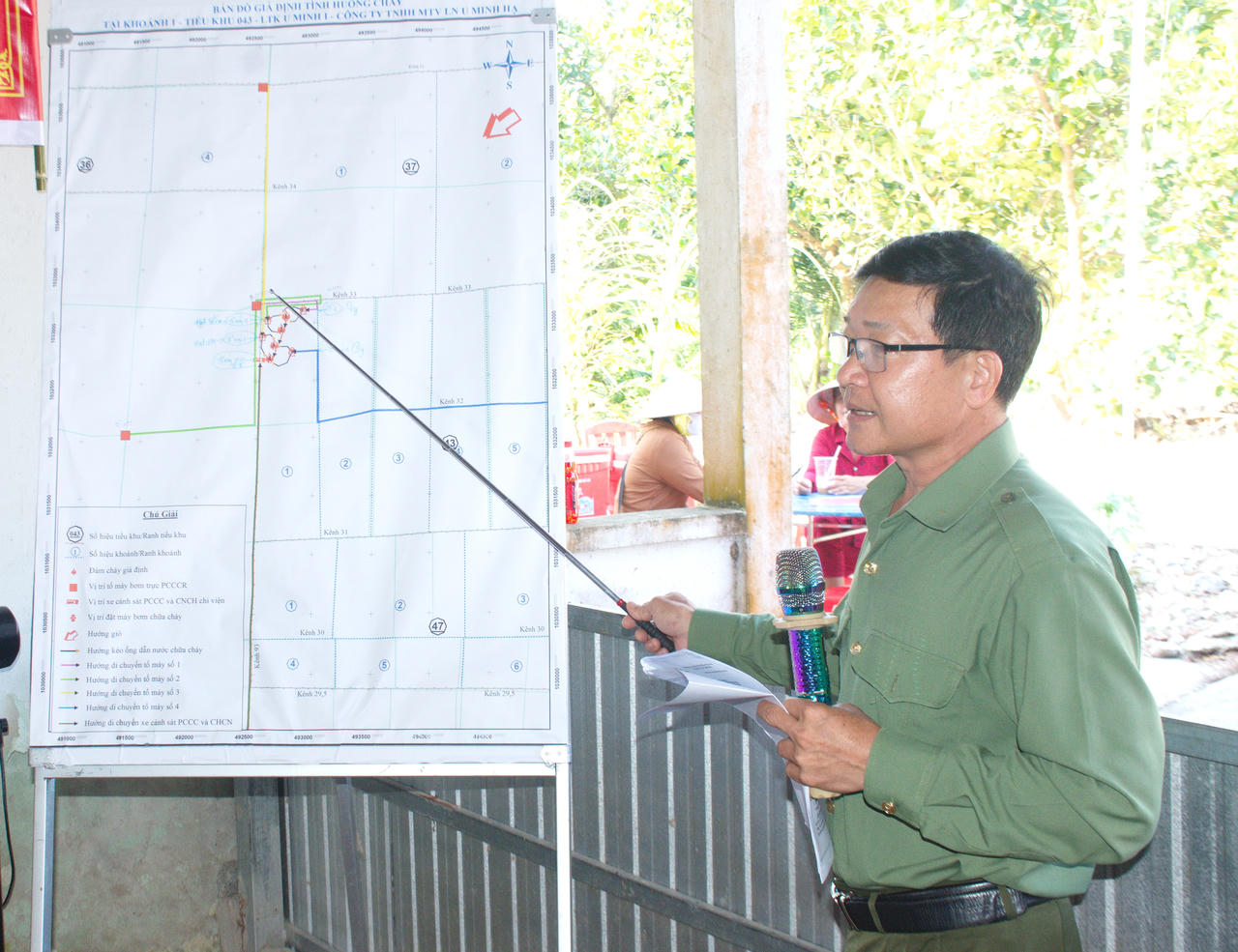 Ông Đỗ Văn Đồng - Phó Giám đốc Công ty TNHH MTV Lâm nghiệp U Minh Hạ, phát lệnh giả định tình huống cháy tại khoảnh 1, tiểu khu 043, Liên tiểu khu U Minh I.