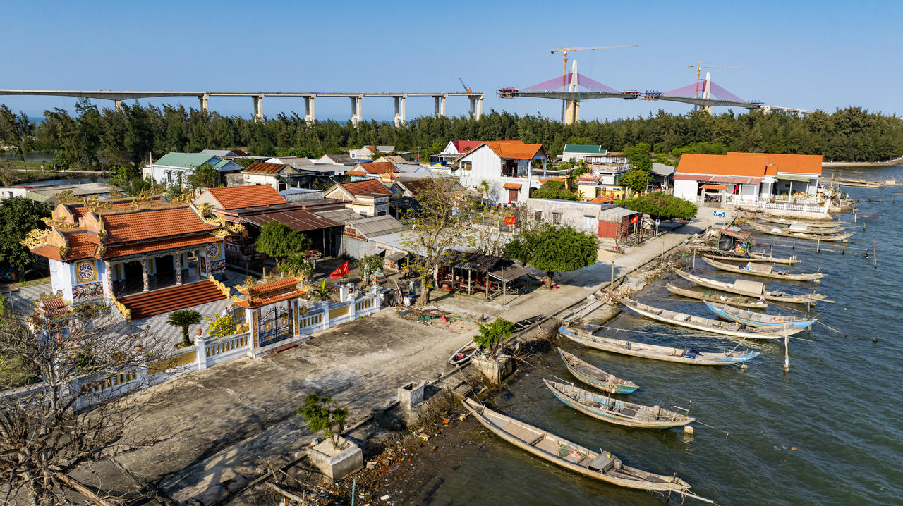 Những mái nhà làng chài, bến thuyền và nhịp sống ven sông vẫn bình dị như bao đời, trong khi phía xa cầu vượt Thuận An vừa thành hình, nối tiếp nhịp sống cũ bằng một hướng đi mới.
