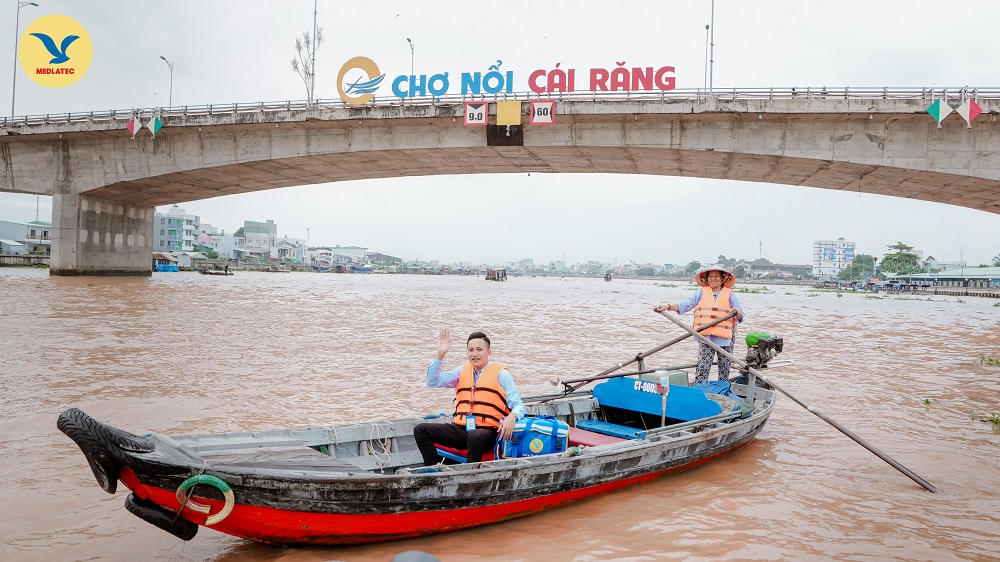 Người dân trên chỉ cần đặt lịch là có nhân viên đến tận nơi lấy mẫu kiểm tra sức khỏe theo yêu cầu.