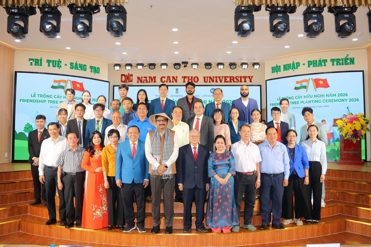 Các đại biểu chụp hình lưu niệm