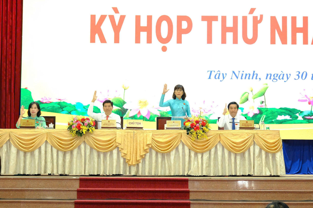 Chủ tọa điều hành kỳ họp.