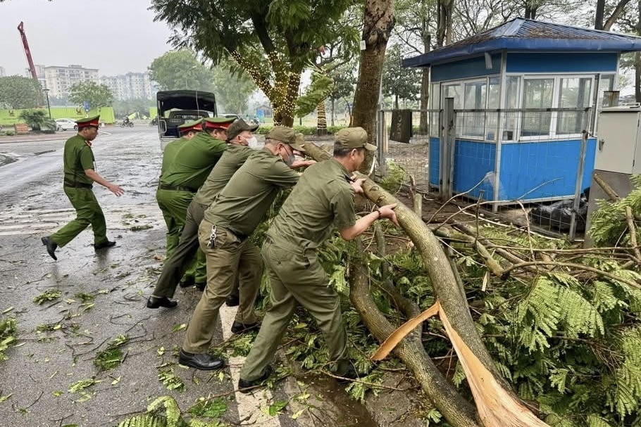 Mưa, mưa đá kèm dông lốc sét làm 4 người tử vong, hàng nghìn ngôi nhà bị hư hỏng