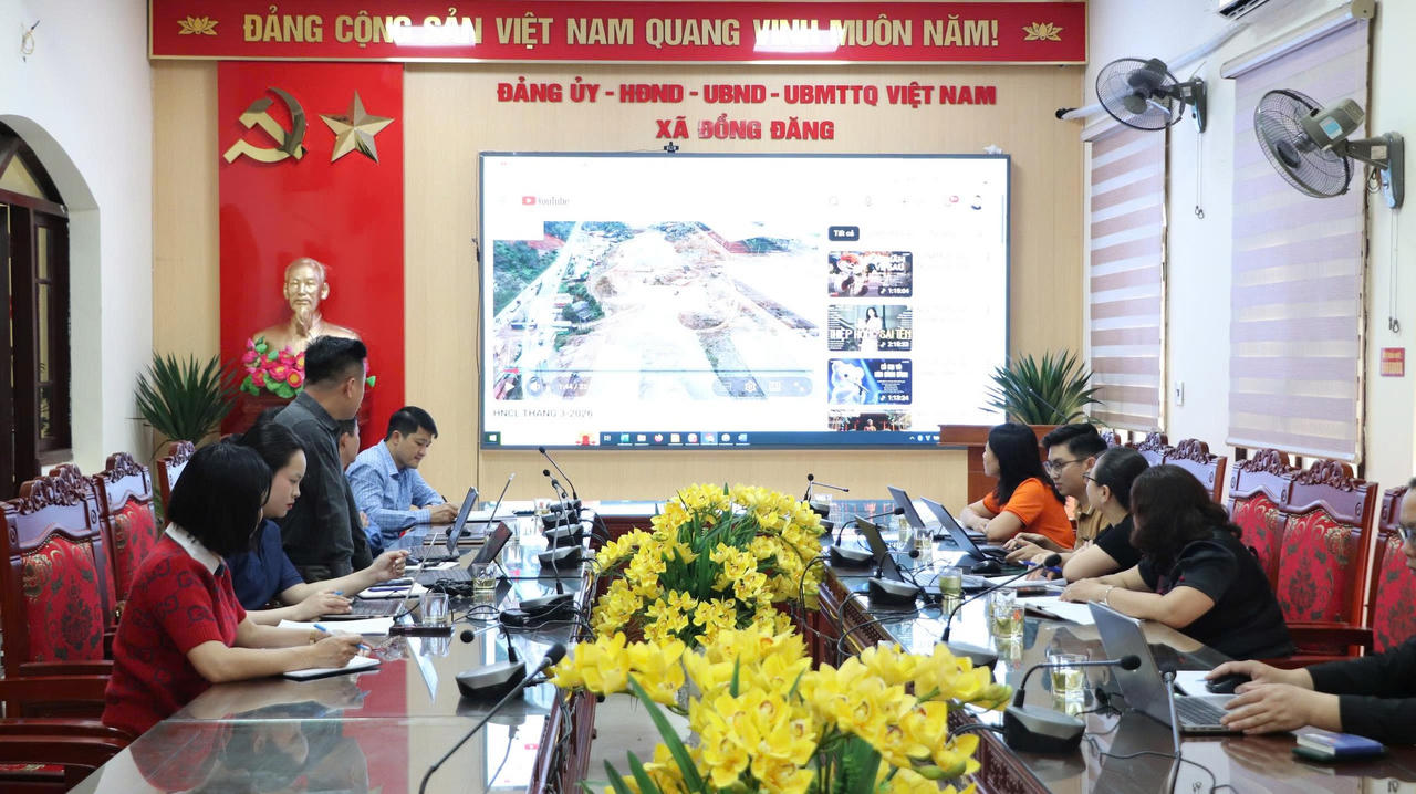 Lãnh đạo xã Đồng Đăng tổ chức cuộc họp tháo gỡ khó khăn, vướng mắc GPMG dự án Hữu Nghị - Chi Lăng. (Ảnh:&nbsp;Ban Chỉ đạo GPMB xã Đồng Đăng).