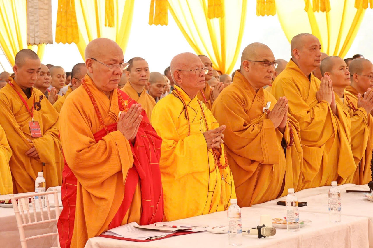 Trong khuôn khổ Đại lễ, nhiều nghi lễ thiêng liêng sẽ được cử hành, tụng kinh cầu an, cầu siêu, hộ quốc tiêu tai; lễ thả hoa đăng.