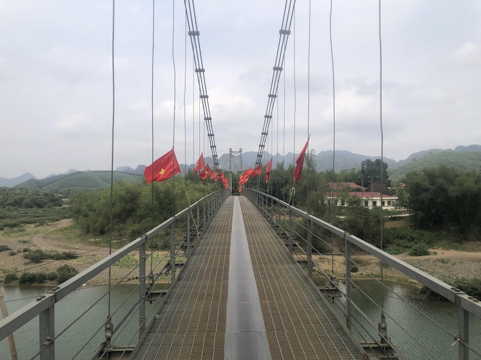 Nhiều cây cầu treo phục vụ người dân đi lại...