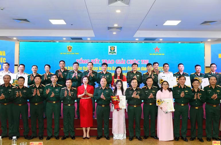 Trao giải Cuộc thi “Tìm hiểu kiến thức pháp luật trên Báo Quân đội nhân dân” năm 2025