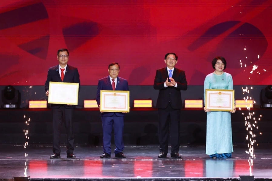 Phó Thủ tướng Hồ Quốc Dũng trao tặng Bằng khen của Thủ tướng Chính phủ cho 3 nhà giáo xuất sắc.