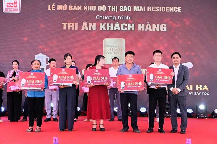 Ông Lê Quốc Trường - Tổng Giám đốc Công ty CP Đầu tư tài chính và Truyền thông Quốc tế MIF trao giải cho các khách hàng may mắn tại lễ mở bán.