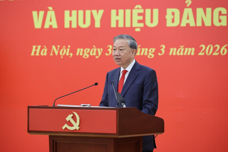 Tổng Bí thư Tô Lâm trao Huân chương Quân công hạng nhất và Huy hiệu Đảng tặng các đồng chí lãnh đạo, nguyên lãnh đạo- Ảnh 5.