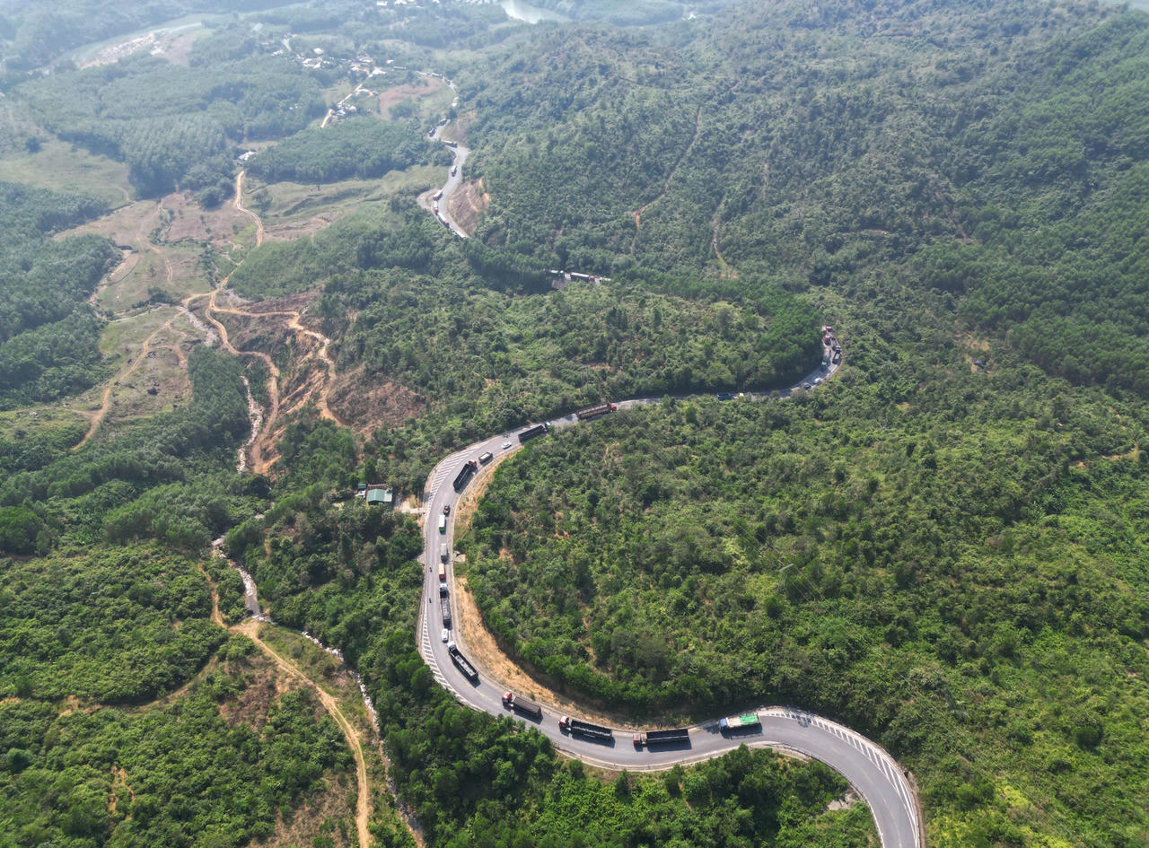 Tuyến QL49 có nhiều đoạn đường đèo dốc nguy hiểm.