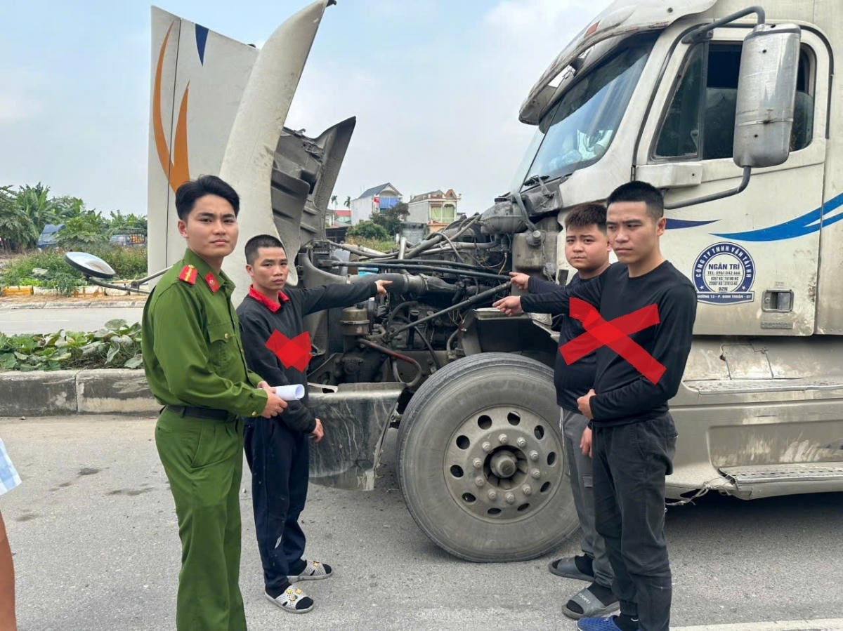 Khởi tố nhóm đối tượng trộm 'hộp đen' xe container để bán lấy tiền tiêu xài