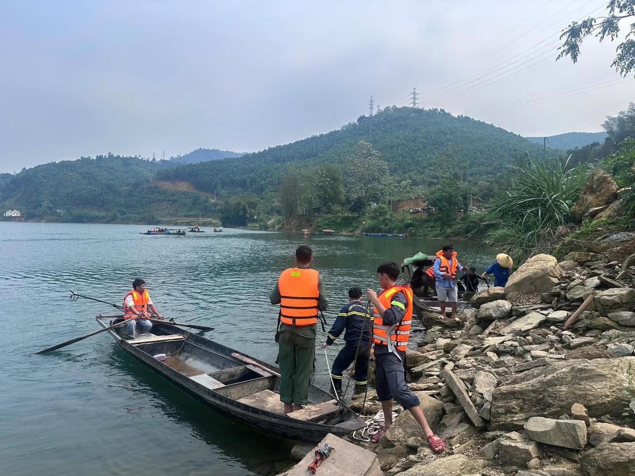 Lật thuyền trên hồ thủy điện Chiêm Hóa (Tuyên Quang), 2 vợ chồng tử vong