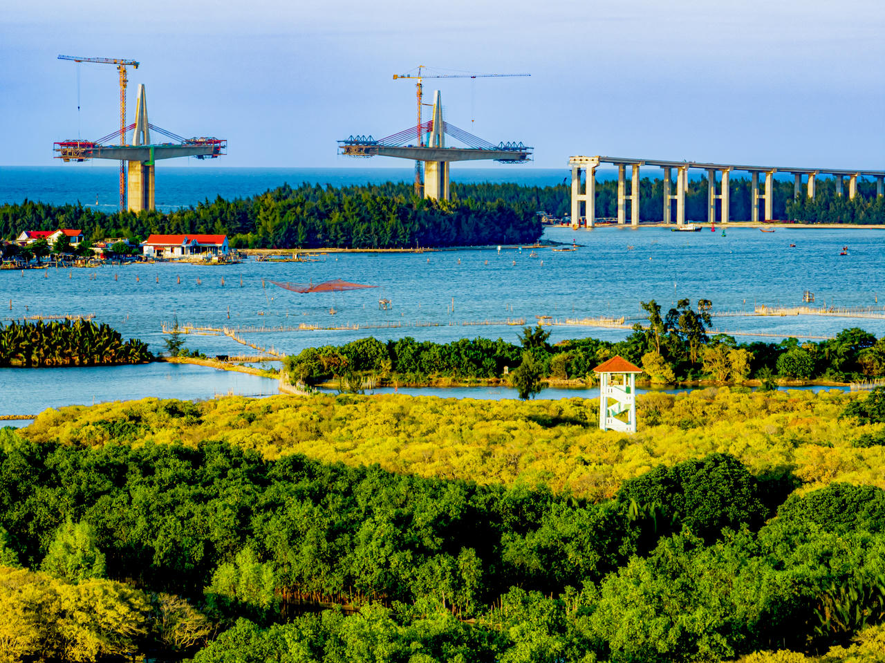 Cầu vượt cửa biển Thuận An hiện hữu giữa không gian đầm phá xanh thẳm, nơi rừng, nước và xóm làng hòa quyện, tạo nên vẻ bình yên rất riêng và trở thành dấu chấm phá mới trong bức tranh cửa biển đa sắc.