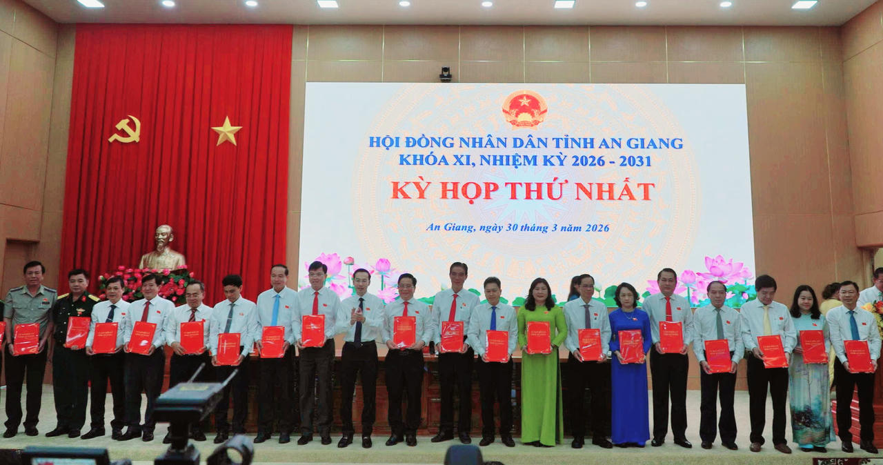 Thường trực HĐND tỉnh An Giang trao chứng nhận tư cách cho các đại biểu HĐND tỉnh nhiệm kỳ 2026 -2031
