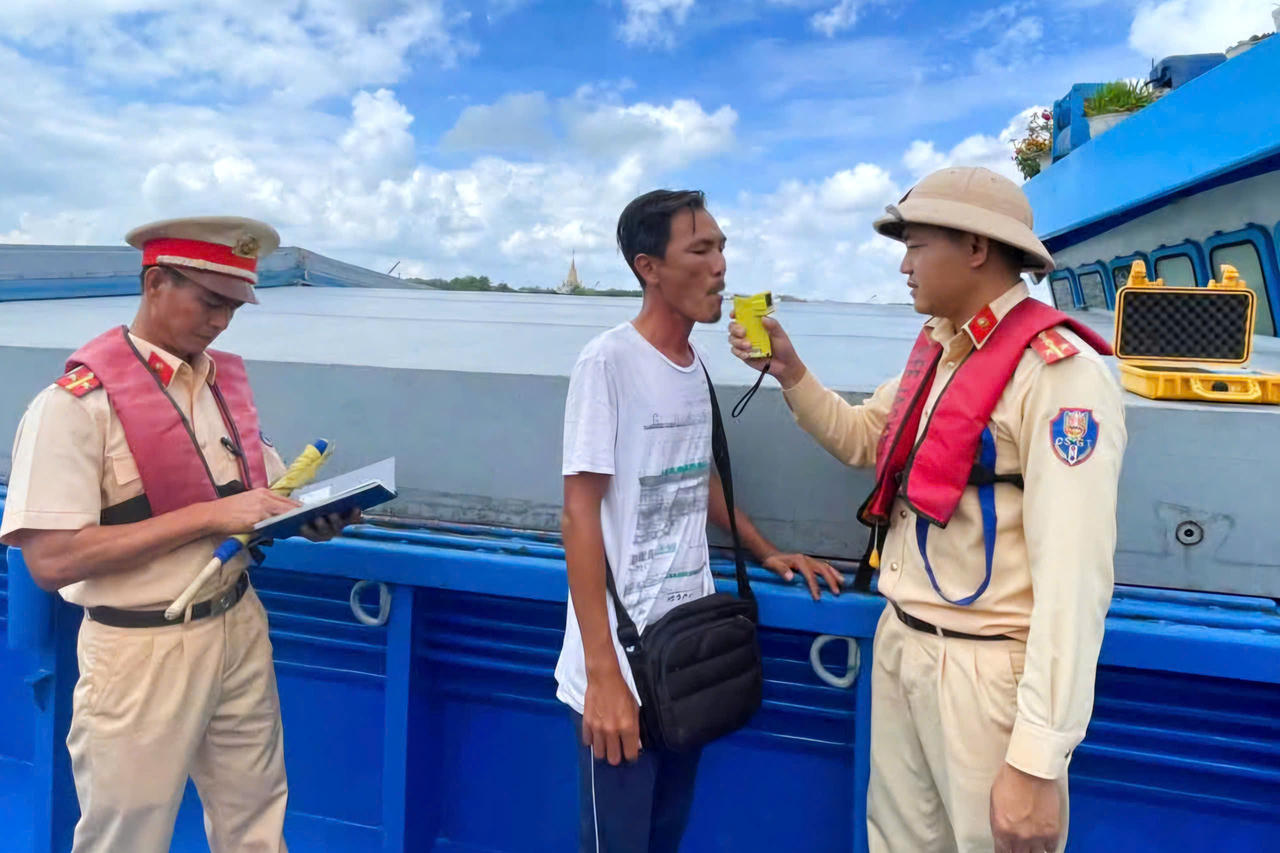 Công an Đồng Nai đẩy mạnh xử lý vi phạm, giữ vững trật tự an toàn giao thông đường thủy.