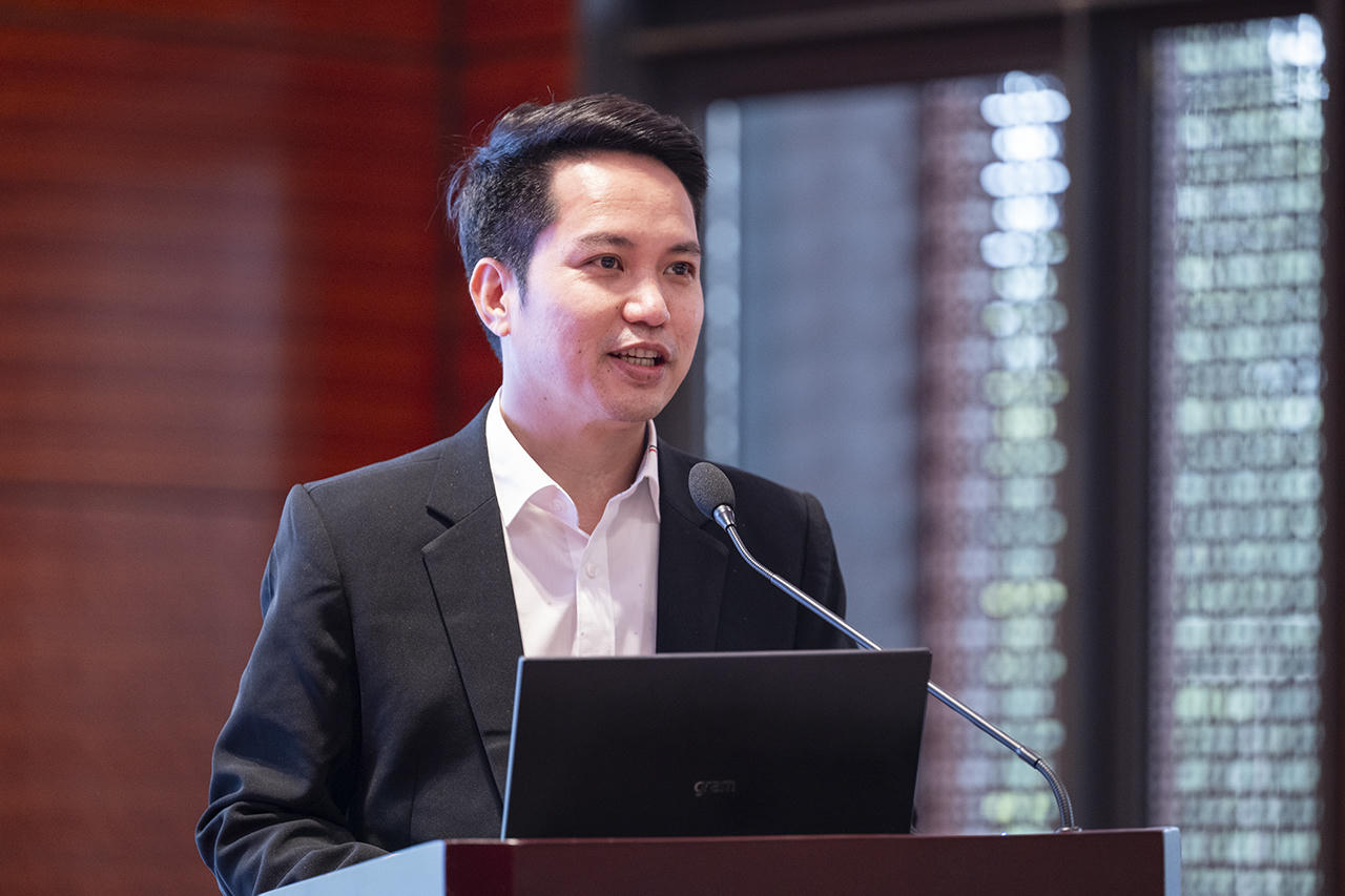 Đại diện Cục chuyển đổi số (Bộ Nông nghiệp và Môi trường) cho biết, hiện nay, ngành nông nghiệp đang đứng trước thách thức mang tính thời đại từ biến đổi khí hậu và sự cạn kiệt tài nguyên thiên nhiên.