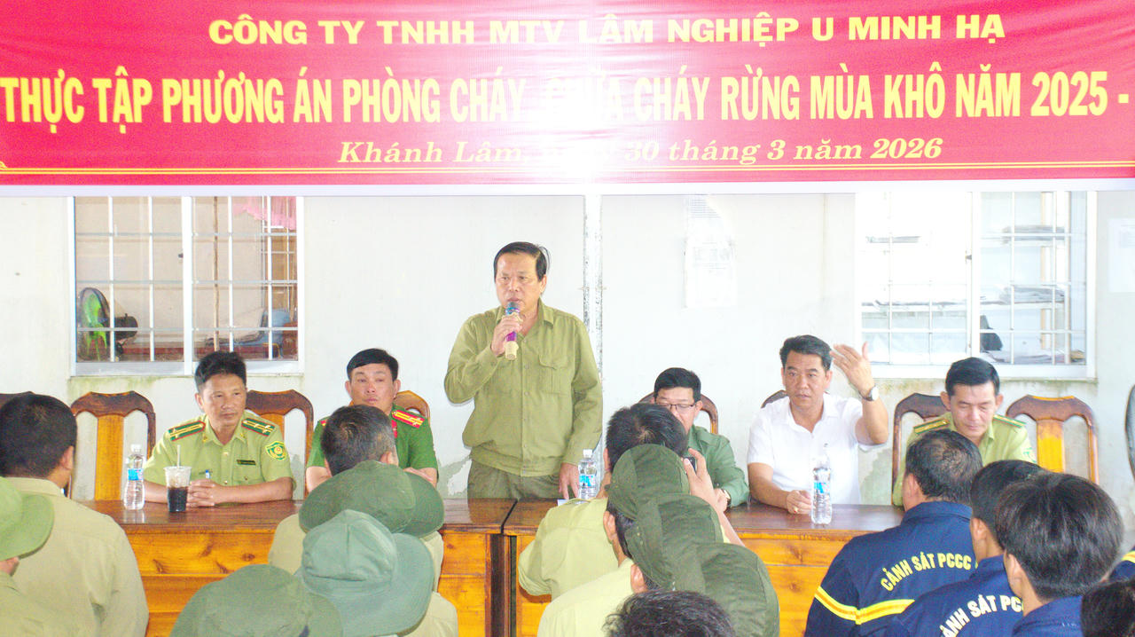 Ông Trần Ngọc Thảo - Chủ tịch kiêm Giám đốc Công ty TNHH MTV Lâm nghiệp U Minh Hạ, phát biểu khai mạc buổi thực tập phương án PCCCR mùa khô 2025–2026.