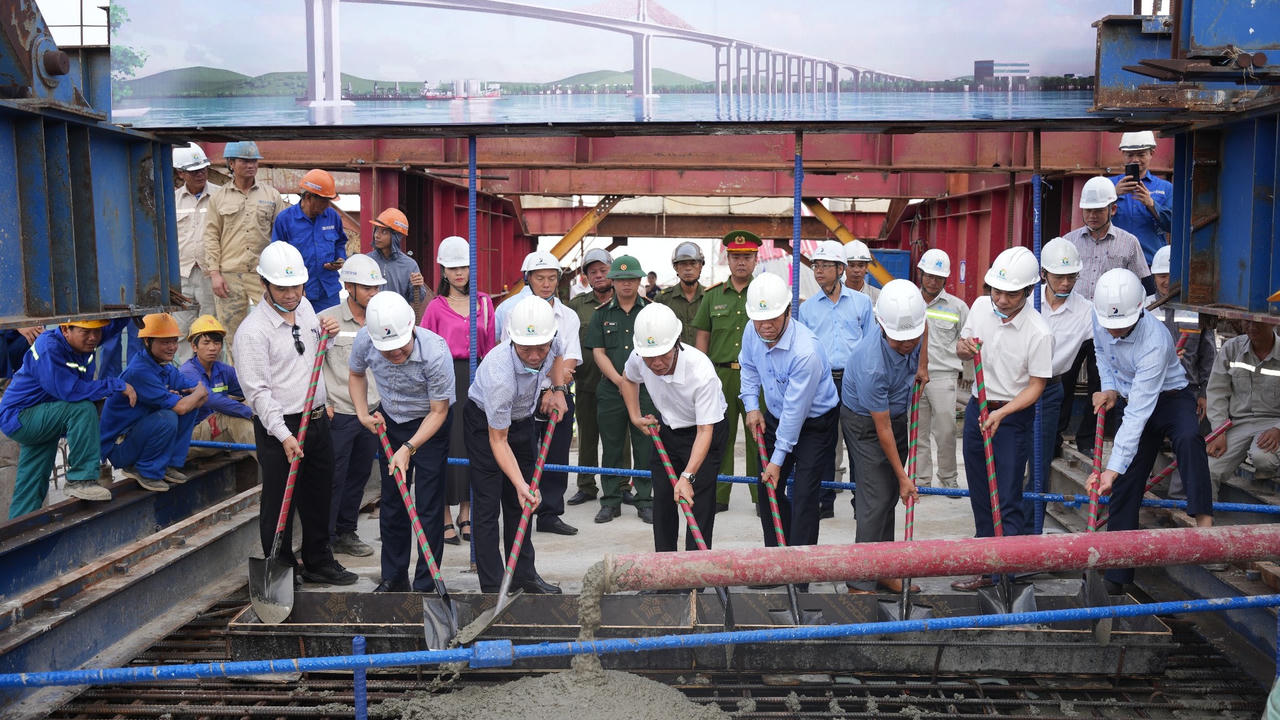 Thời khắc hợp long là dấu mốc quan trọng trong quá trình thi công, thể hiện sự quan tâm, chỉ đạo sát sao của Đảng và chính quyền các cấp, góp phần hiện thực hóa khát vọng đưa Huế vươn ra biển lớn.