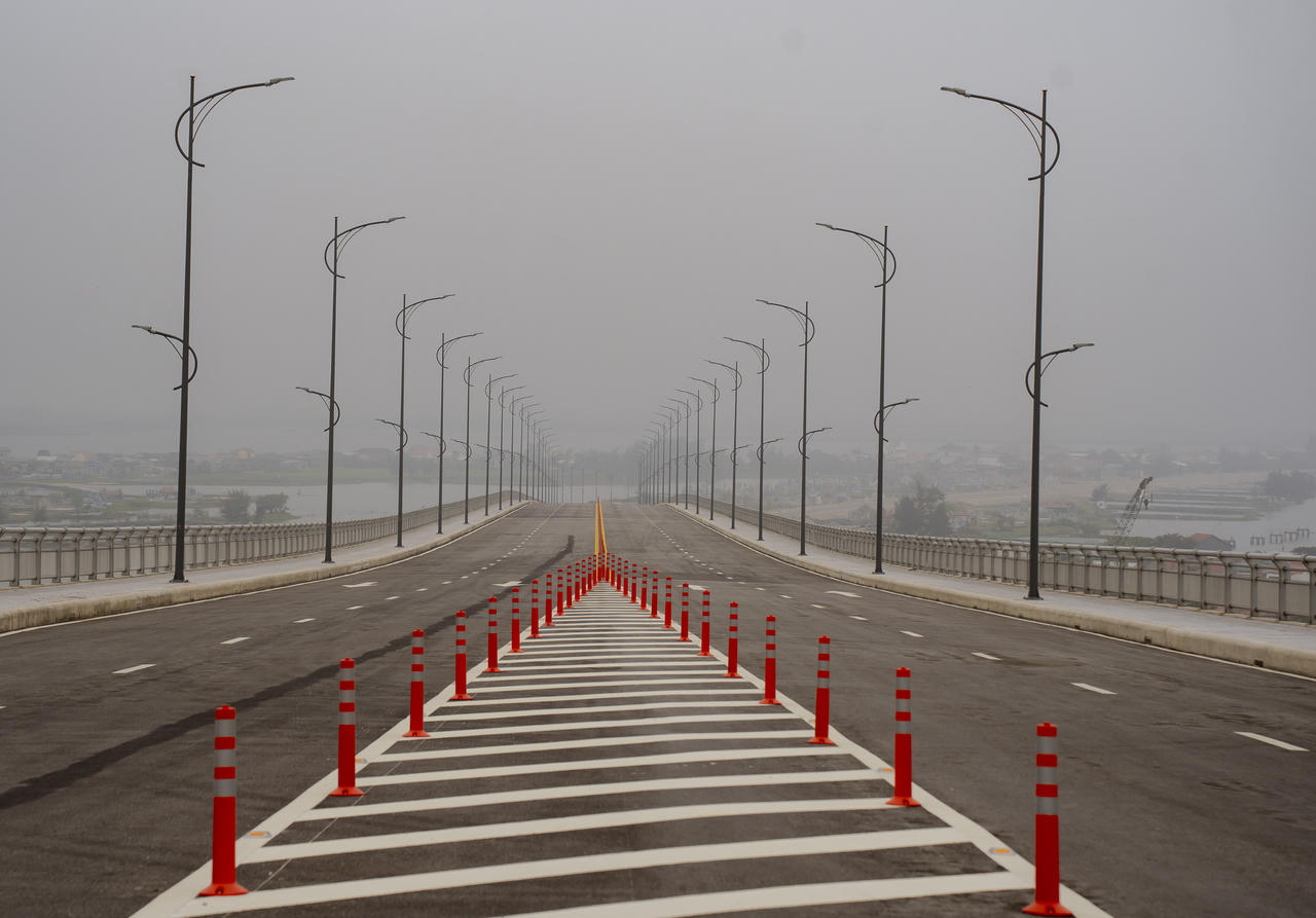 Sau 4 năm thi công, mặt cầu đã được thảm nhựa phẳng mịn, lan can và vạch kẻ đường hoàn thiện. Không chỉ nối đôi bờ, cây cầu còn trở thành “mắt xích” quan trọng trong hành trình để Huế mở rộng không gian phát triển ra biển, hài hòa giữa gìn giữ di sản và khát vọng vươn xa.