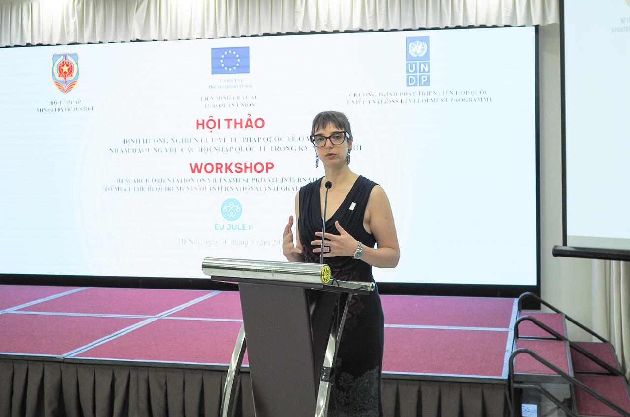 Bà Federica Dispenza, Trợ lý Trưởng đại diện thường trú UNDP, Trưởng phòng Quản trị và Tham gia phát biểu tại Hội thảo.