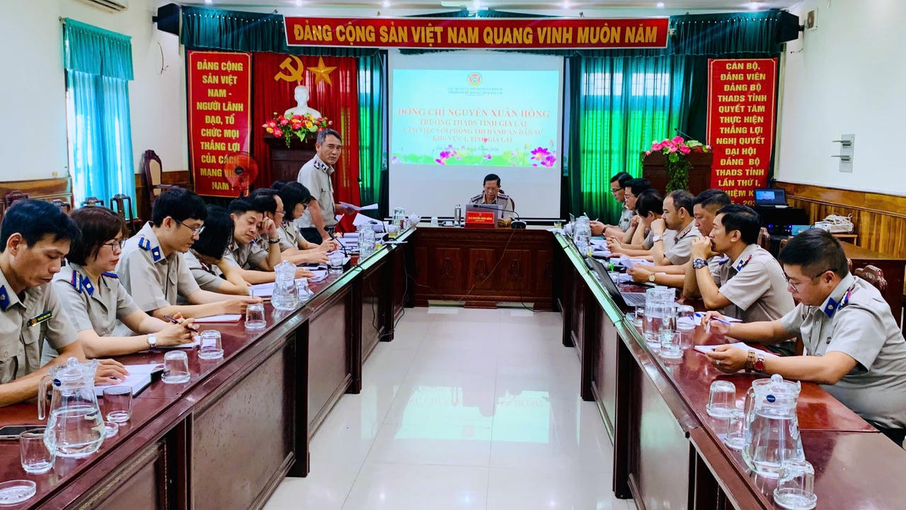 Đồng chí Nguyễn Xuân Hồng - Trưởng THADS tỉnh làm việc với Phòng THADS Khu vực 1 về việc cập nhật, đồng bộ&nbsp;dữ liệu hồ sơ thi hành án dân sự trên nền tảng số