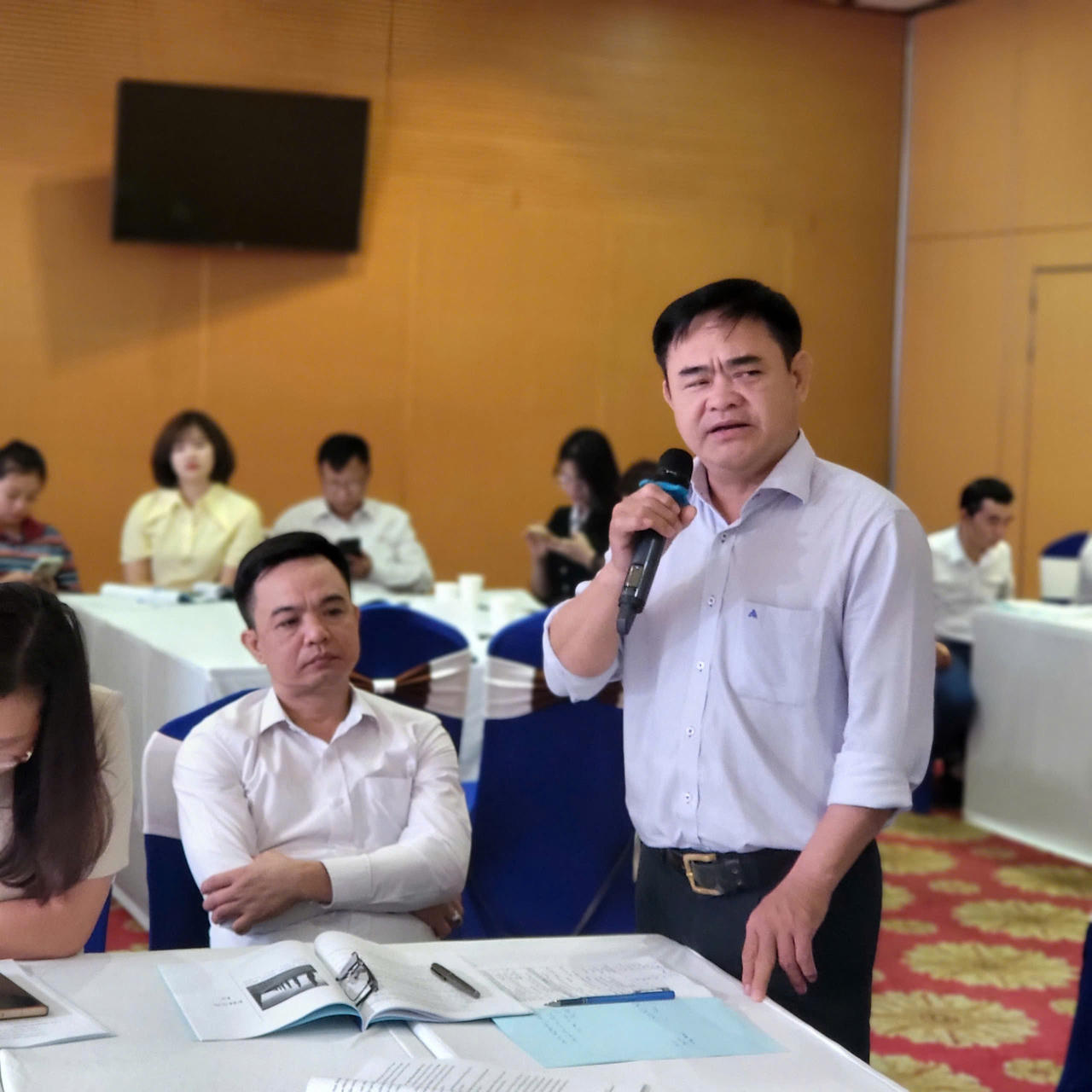 Ông Trương Phan Thụy Dũng - Giám đốc Trung tâm Trợ giúp pháp lý TP. Huế trao đổi về nội dung đánh giá thẩm định chất lượng trợ giúp pháp lý. Ảnh: Kế Nguyễn