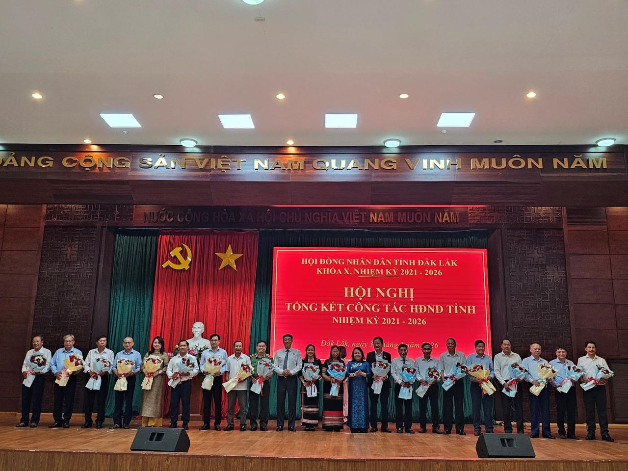 HĐND tỉnh Đắk Lắk tặng quà tri ân đối với các đại biểu HĐND tỉnh không tiếp tục tham gia tái cử.