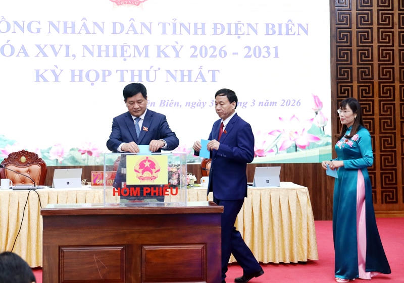 Các đại biểu bỏ phiếu bầu các chức danh của UBND tỉnh Điện Biên (Ảnh: CTV).