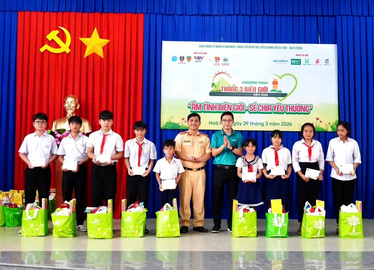 Trao tặng 100 phần quà thiết thực và 10 suất học bổng cho các em học sinh vượt khó học giỏi trên địa bàn xã Hòa Hội.