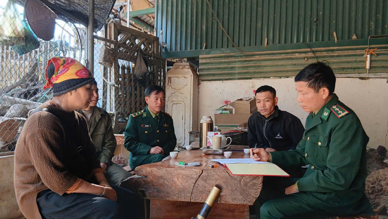 Cán bộ, chiến sĩ Đồn Biên phòng cửa khẩu Quốc tế Lóng Sập tuyên truyền pháp luật cho gia đình ông Lò Văn Hiểm, tại bản Khừa, xã Lóng Sập, tỉnh Sơn La.