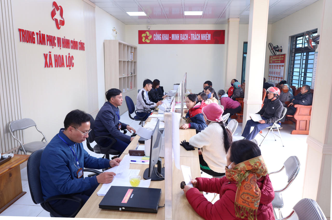 Tại Trung tâm Phục vụ hành chính công xã Hoa Lộc, các thủ tục hành chính được niêm yết công khai, giải quyết đúng quy định. 