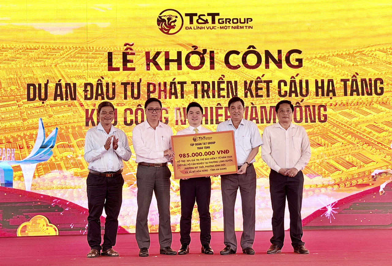 Phó Chủ tịch T&T Group Đỗ Vinh Quang&nbsp;trao ủng hộ gần 1 tỷ đồng hỗ trợ người dân mua bảo hiểm y tế.