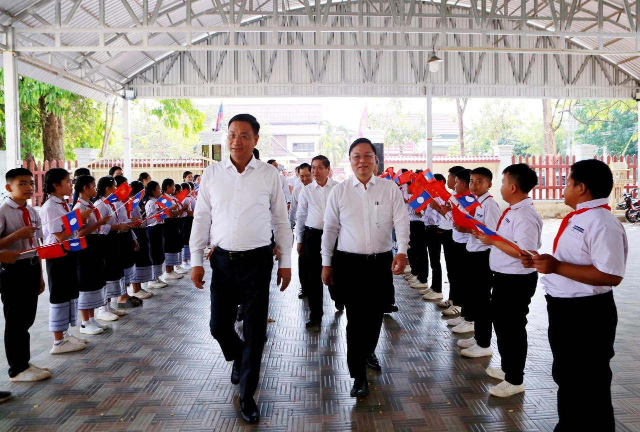 Bí thư Thành ủy Đà Nẵng Lê Ngọc Quang (bên trái), Chủ tịch Ủy ban MTTQ Việt Nam thành phố Lê Trí Thanh (bên phải) cùng đoàn công tác đến thăm Hội người Việt Nam tại nước bạn Lào.&nbsp;
