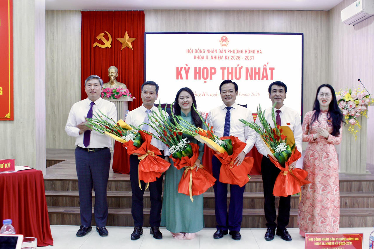 Thường trực HĐND ra mắt và nhận hoa chúc mừng.