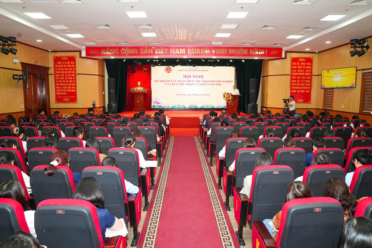 Đông đảo doanh nghiệp, tổ chức và cá nhân thực hiện nghĩa vụ thuế tham dự hội nghị.