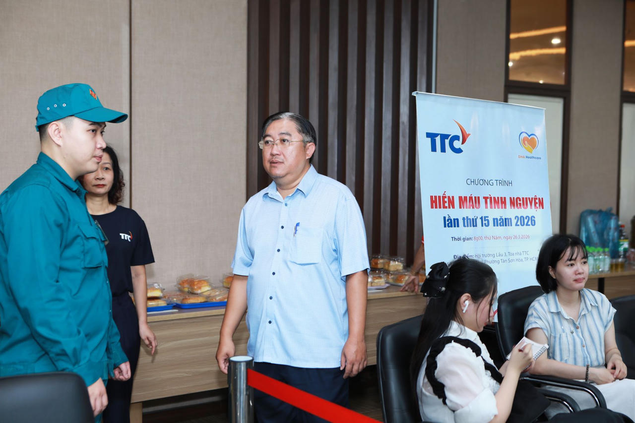 Ông Lê Huỳnh Thanh - Phó Chủ tịch UBND phường Tân Sơn Hòa (TP.HCM) thăm hỏi, động viên đội ngũ thực hiện và những người tham gia hiến máu.