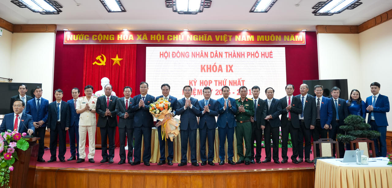 Chủ tịch UBND, các Phó Chủ tịch và các Ủy viên UBND TP Huế ra mắt HĐND thành phố.