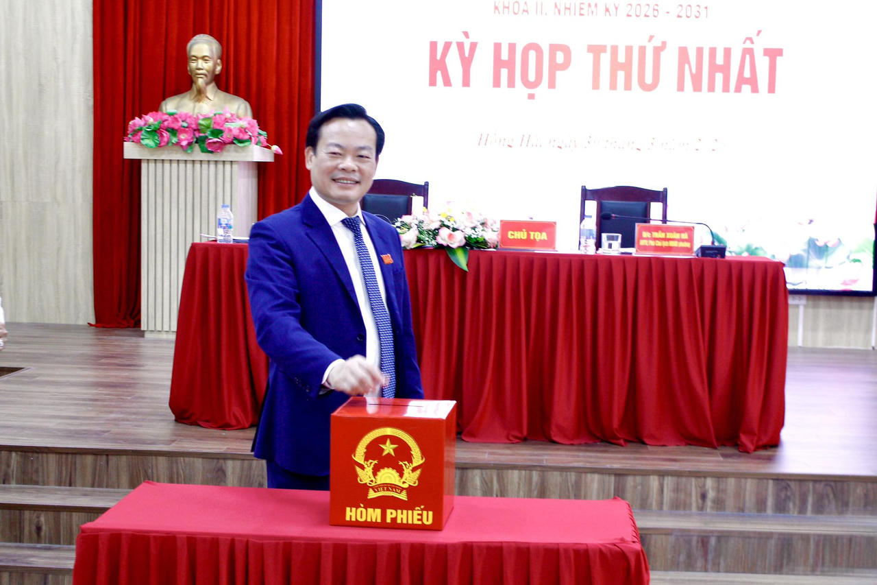 Đại biểu tiến hành bỏ phiếu .