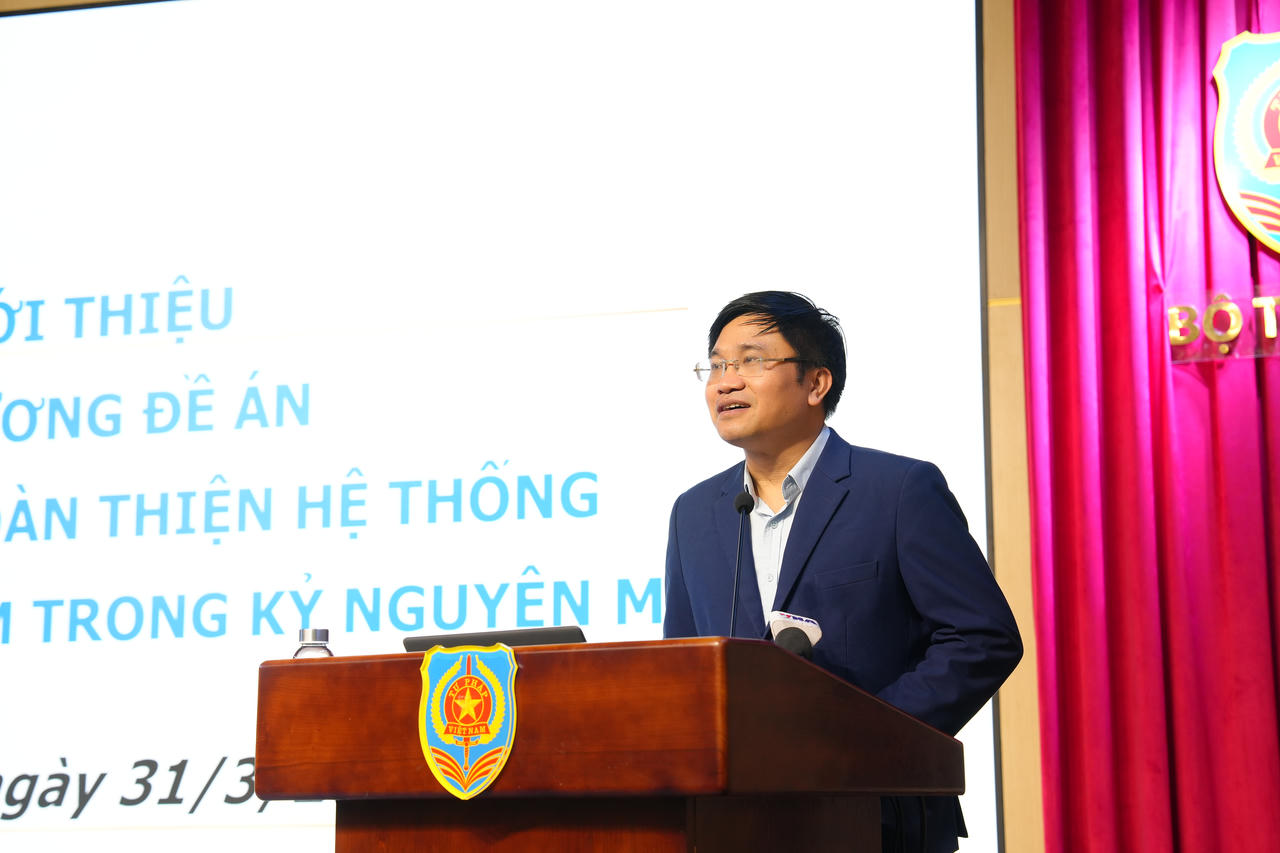 Viện trưởng Viện Chiến lược và Khoa học pháp lý Nguyễn Văn Cương giới thiệu nội dung chính của Đề cương Đề án “Chiến lược hoàn thiện hệ thống pháp luật Việt Nam trong kỷ nguyên mới”