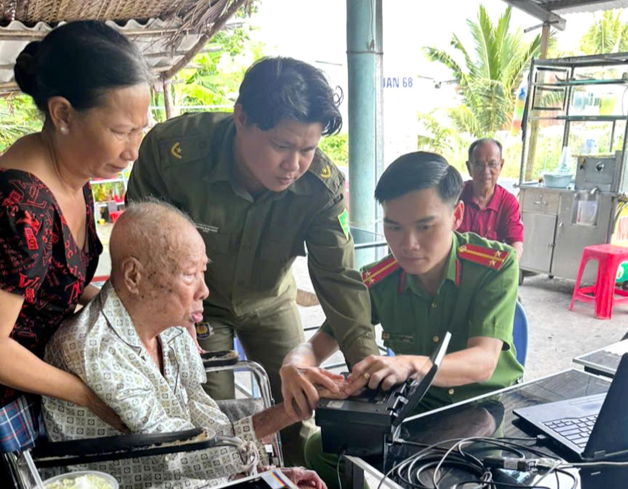 Lực lượng Công an xã Gành Hào hỗ trợ cấp căn cước cho ông Lâm Văn Học (95 tuổi, tại ấp Bình Điền).