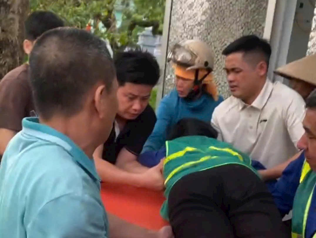 Người dân chung tay hỗ trợ đưa chị Tỉnh đi cấp cứu. Ảnh: CTV.