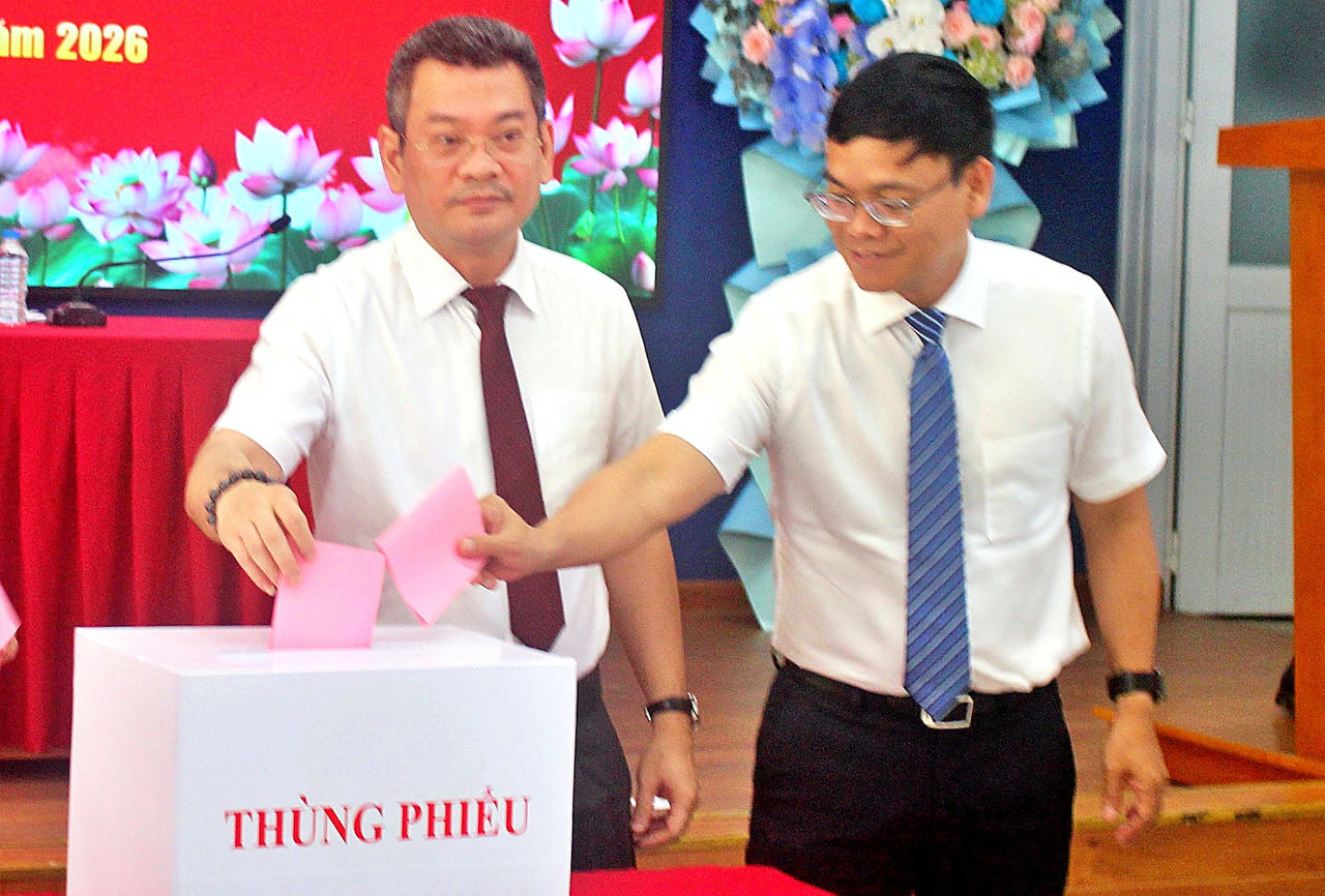 Chủ tịch HĐND phường Tân Hưng Hoàng Minh Tuấn Anh và Chủ tịch UBND phường Tân Hưng Nguyễn Đức Trí thực hiện bỏ phiếu tại Kỳ họp thứ nhất, nhiệm kỳ 2026-2031.