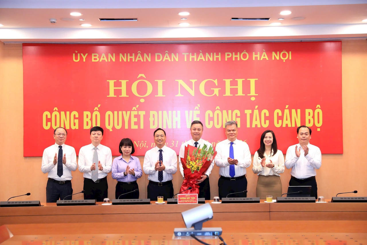 Lãnh đạo Văn phòng UBND TP Hà Nội chúc mừng ông Nguyễn Trọng Minh. 