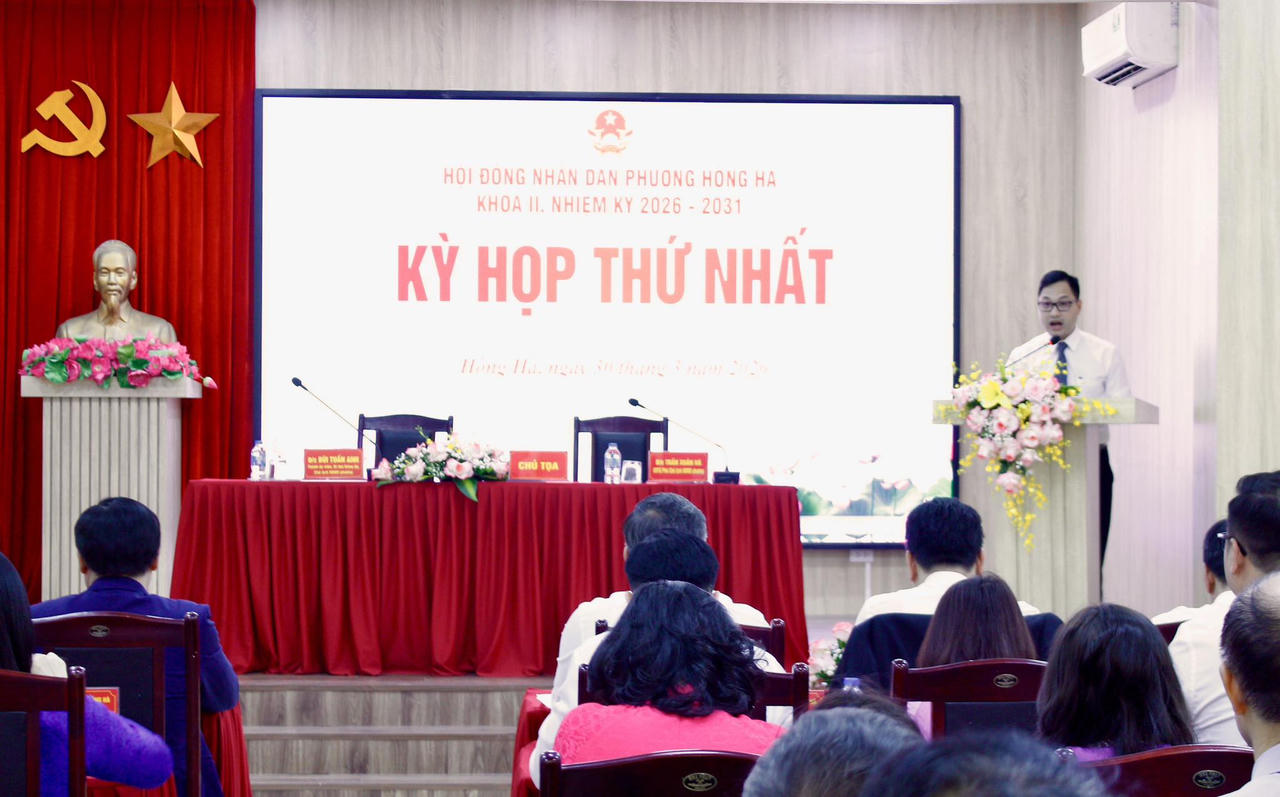 Ông Nguyễn Hoàng Tùng- Trưởng phòng Văn hóa xã hội chúc mừng các đồng chí trúng cử Đại biểu HĐND phường Hồng Hà Khóa II, nhiệm kỳ 2026 - 2031.