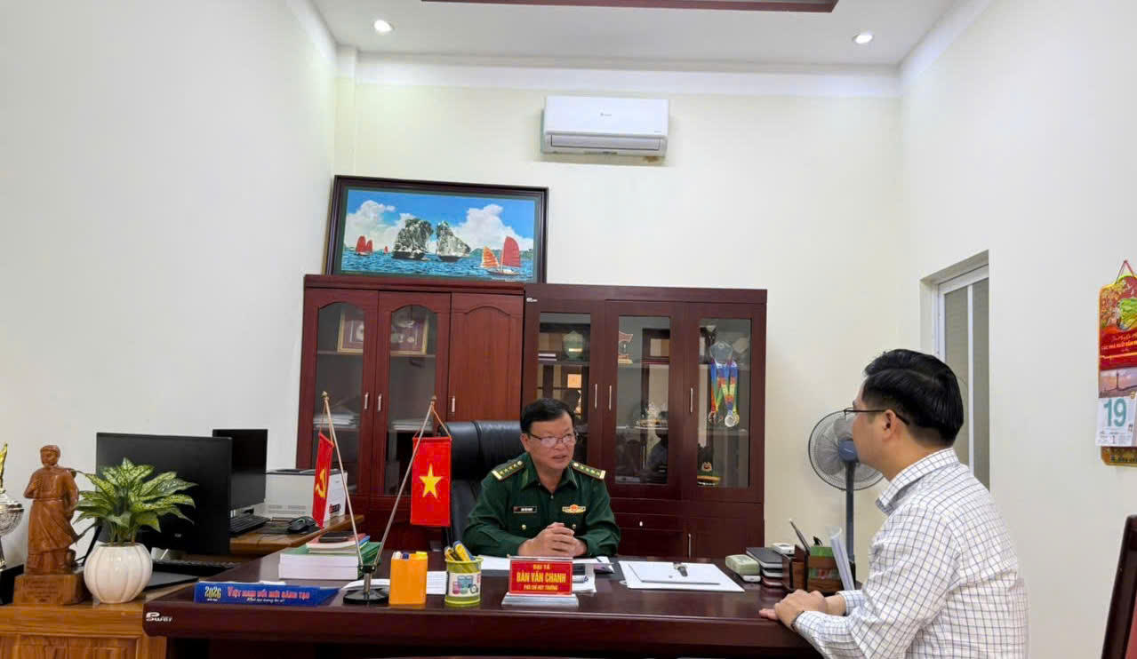 Đại tá Bàn Văn Chanh – Phó Chỉ huy trưởng nghiệp vụ Bộ đội Biên phòng tỉnh Sơn La trao đổi thông tin với phóng viên - Báo Pháp luật Việt Nam.