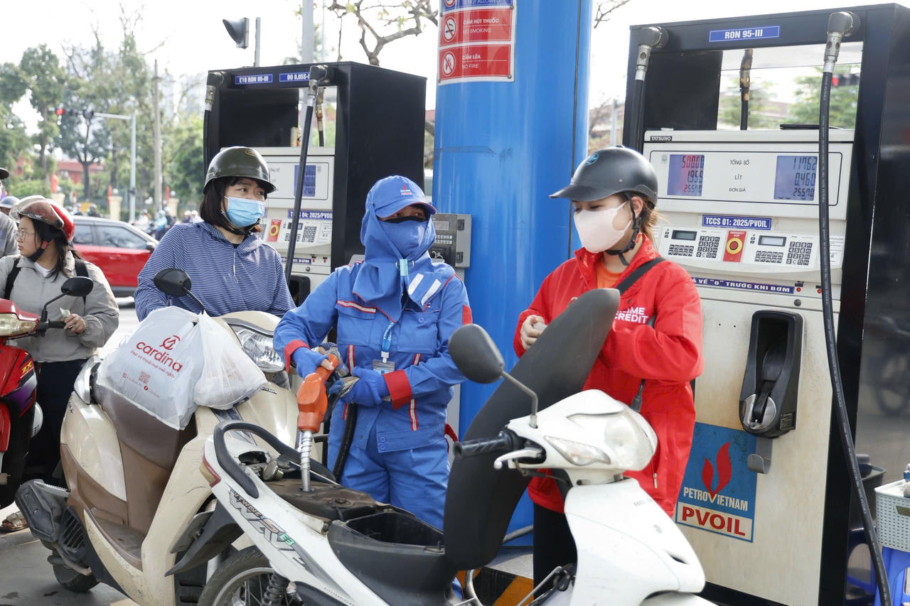 Đề xuất miễn thuế xăng, dầu, nhiên liệu bay đến 30/6/2026