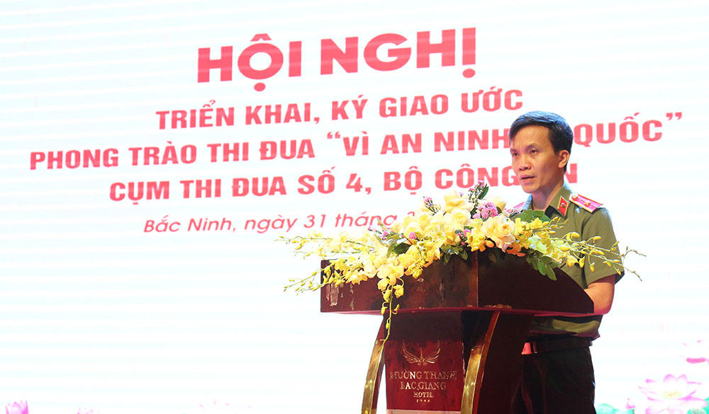 Thiếu tướng Bùi Duy Hưng phát biểu tại hội nghị. 